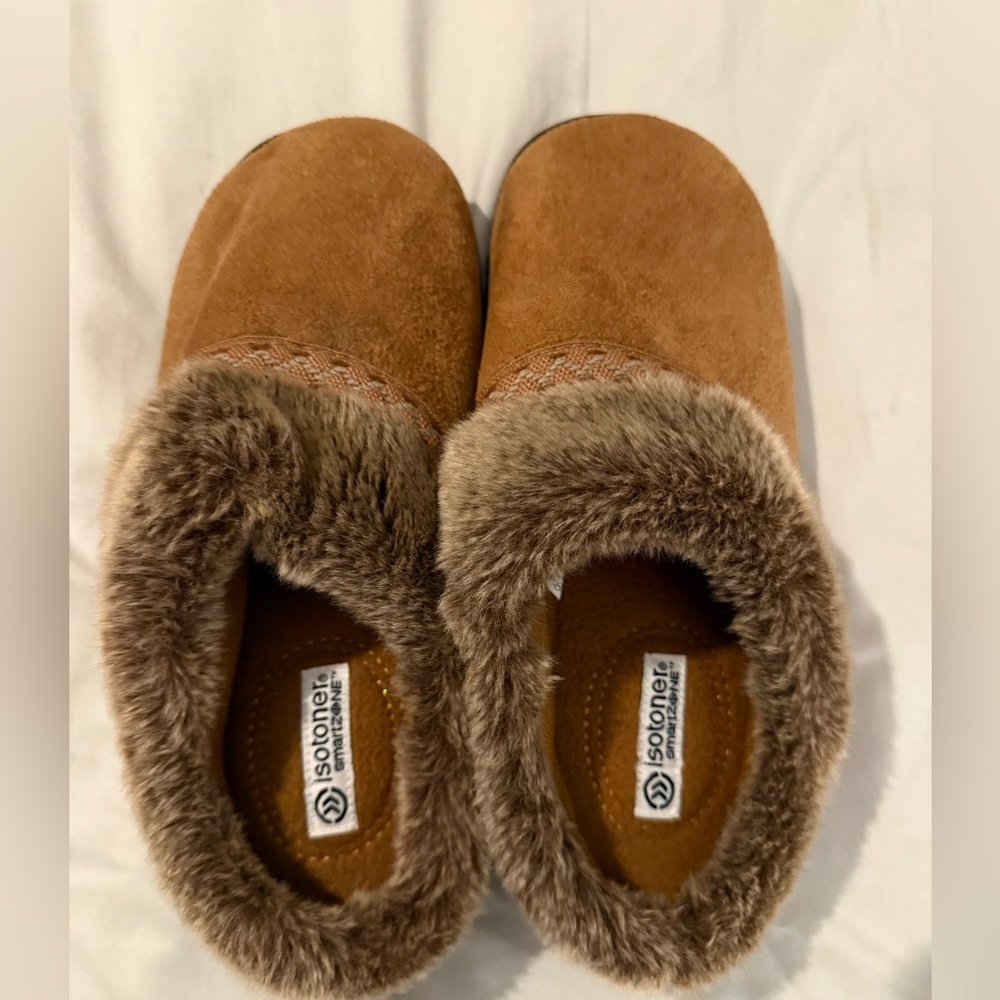 Isotoner women’s size 8/9 Brown Furry Slippers memory foam microsuede